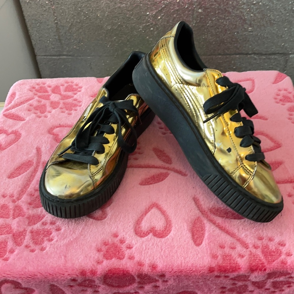 Gold puma tennis shoes